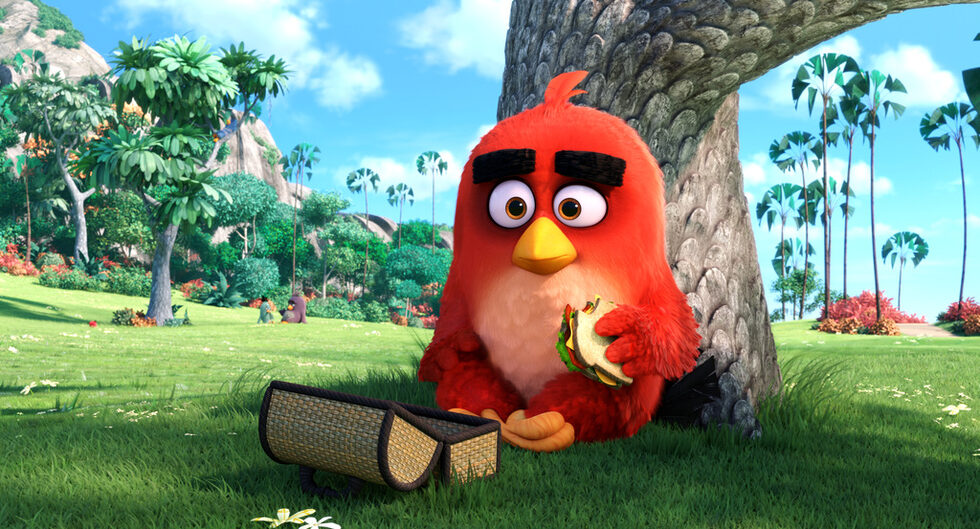 За да продуцират филма, Rovio създават Rovio Animation, който ще се ангажира с творческия контрол на героите и ще финансира самия филм. По този начин Rovio ще е в състояние да гарантира, че основните елементи, с които Angry Birds са завладели публиката, ще имат своето място и в крайния филм. През 2012 г., Хед, Мико Пола и Коен съвместно разработват оригиналната история на филма.