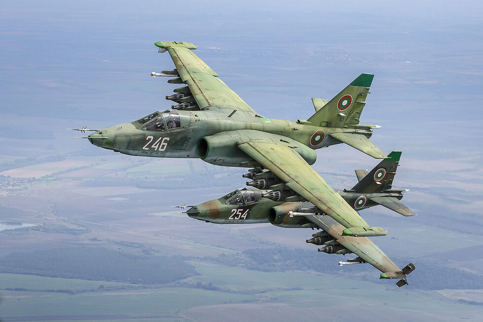 Ударната авиация ще се представи с щурмувака Су-25, който е въоръжение във ВВС от 1986 година.<br /><br />При бойни действа машината се използва за поддръжка на сухопътните войски. Основното му предназначение е да атакува земни и морски цели, денем и нощем, във всякакви метеорологични условия. Успешно решава и задачи по унищожаване на въздушни цели.<br /><br />Су-25 е единствения самолет в българската ВВС, оборудван за водене на радиоелектронна борба чрез системата си за радиоелектронно противодействие. На борда му са монтирани всички системи за водене на навигация по стандартите на НАТО и ИКАО. Самолетът развива максимална скорост 970 км/ч, при височина до 7000 метра и далечина на полета 1250 км.