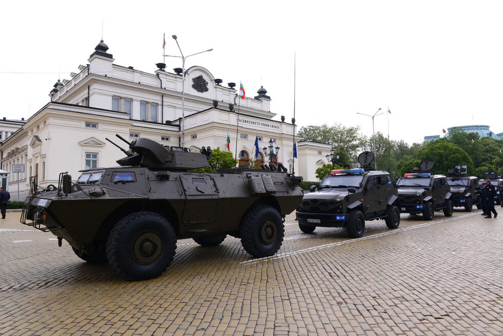 Бронираните автомобили "Пустинна котка", които за първи път минават по жълтите павета, бяха само един от акцентите на дълга колона бойна техника: танк Т-72, 122-милиметрова самоходна гаубица "2С-1"- "Гвоздика", бойни машини на пехотата (БМП-1 и БМП-23), многоцелеви транспортьор лек брониран (МТЛБ) "Тунджа", бронетранспортьор (БТР)-60 ПБ МД1, зенитно-ракетни комплекса "ОСА" АК, 152-мм оръдие гаубица Д-20, реактивна система за залпов огън БМ-21 "Град"; тактически ракетен комплекс "Точка" и др.