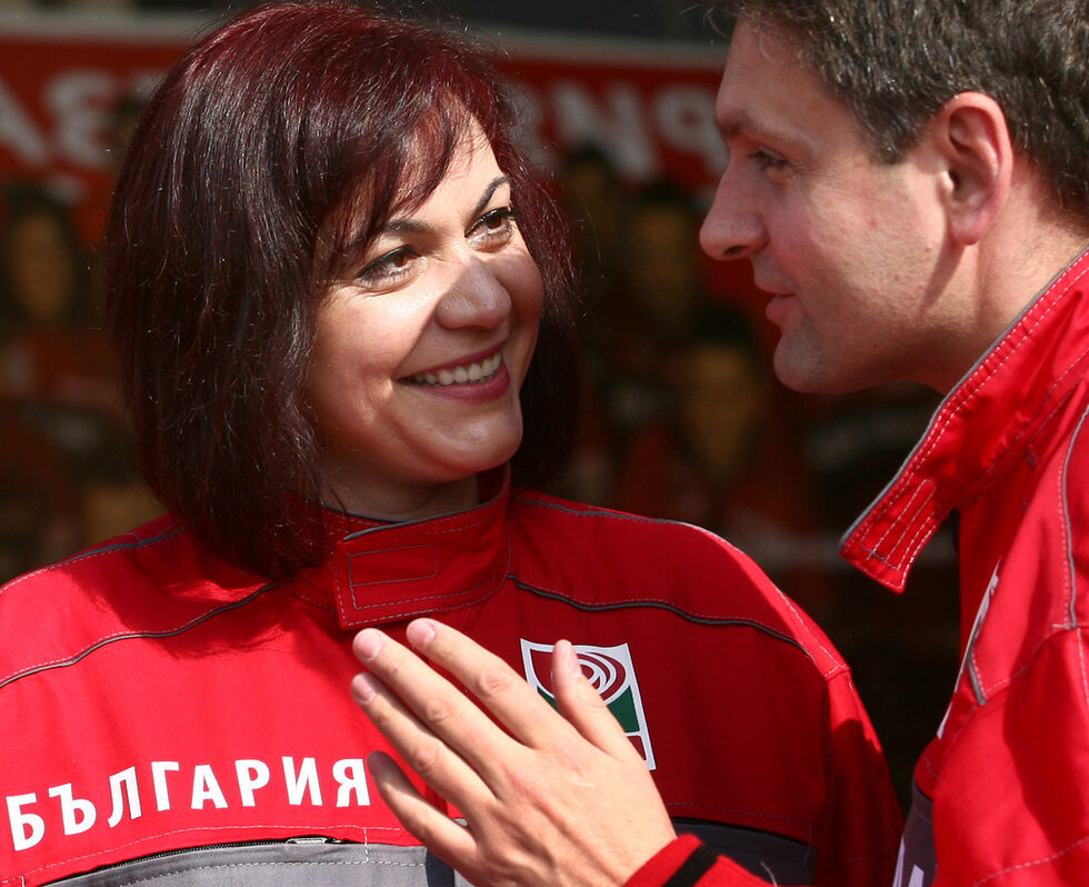 Нинова влезе за първи път в депутатските листи на изборите през 2009 г. Тогава тя беше водач в Благоевград.<br /><br /><strong>На снимката</strong>: На откриването на националното младежко турне на БСП "България Презареждане"