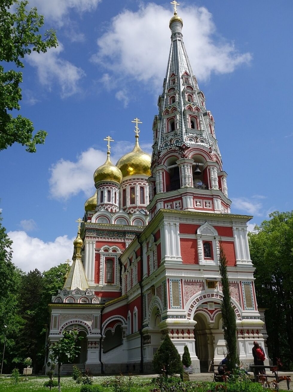 Храм-паметникът, намиращ се в северозападната част на гр. Шипка, включващ църква, монашески корпус, поклонническа сграда, приют и духовна семинария.