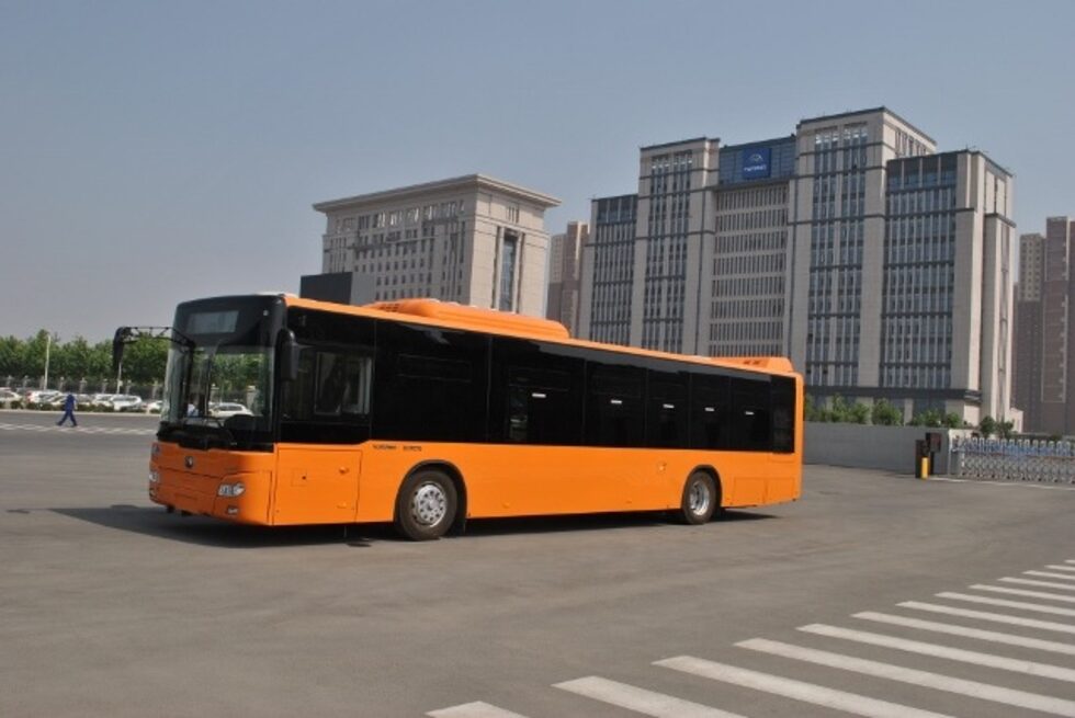 Дончев посочи, че още преди доставката на автобусите, ще бъдат осигурени най-често нуждаещите се от замяна резервни части, като челни стъкла например. С "Къминс" и "Войт" има договорка да държат в наличност поне по един двигател и скоростна кутия, които да могат да се доставят при нужда.