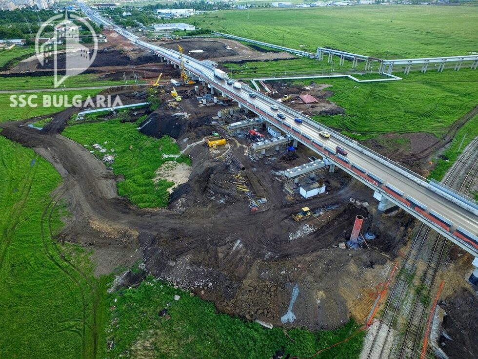Вече се изгражда източното платно на моста над ЖП линиите, където околовръстното ще се свързва с бъдещият бул. "Стефансон".