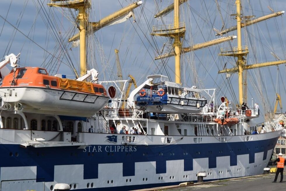 Максималният брой пасажери, които Royal Clipper може да превозва на борда си, е 227. Ветроходът разполага с луксозни каюти, три басейна, спацентър, три палуби, атриум, ресторант и пиано бар. Атракция за пасажерите са и големите стъклени илюминатори, от които може да се наблюдава подводния свят.