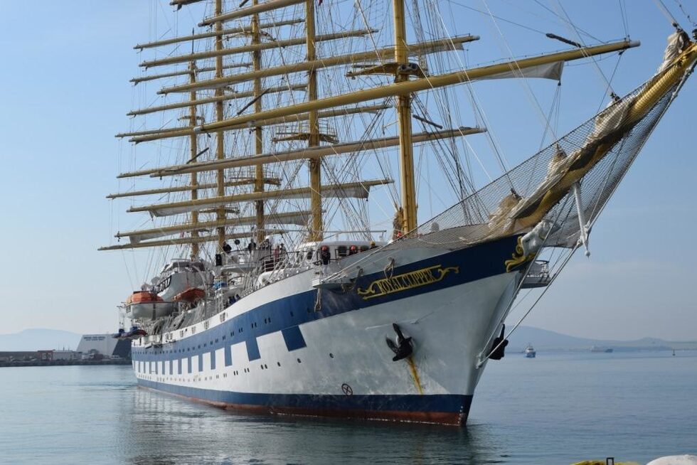 В Бургас Royal Clipper пристигна от Гърция, като пропуска предварително планираните за посещение турски пристанища.