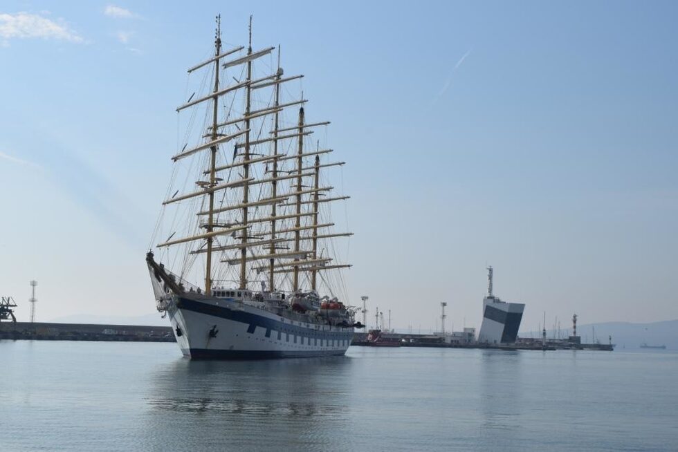 Ветроходът Royal Clipper - най-големият действащ пасажерски ветроход в света, пристигна тази сутрин в Пристанище Бургас. Корабът е част от флота на компанията Star Clippers, която е специализирана в круизи с ветроходни кораби.
