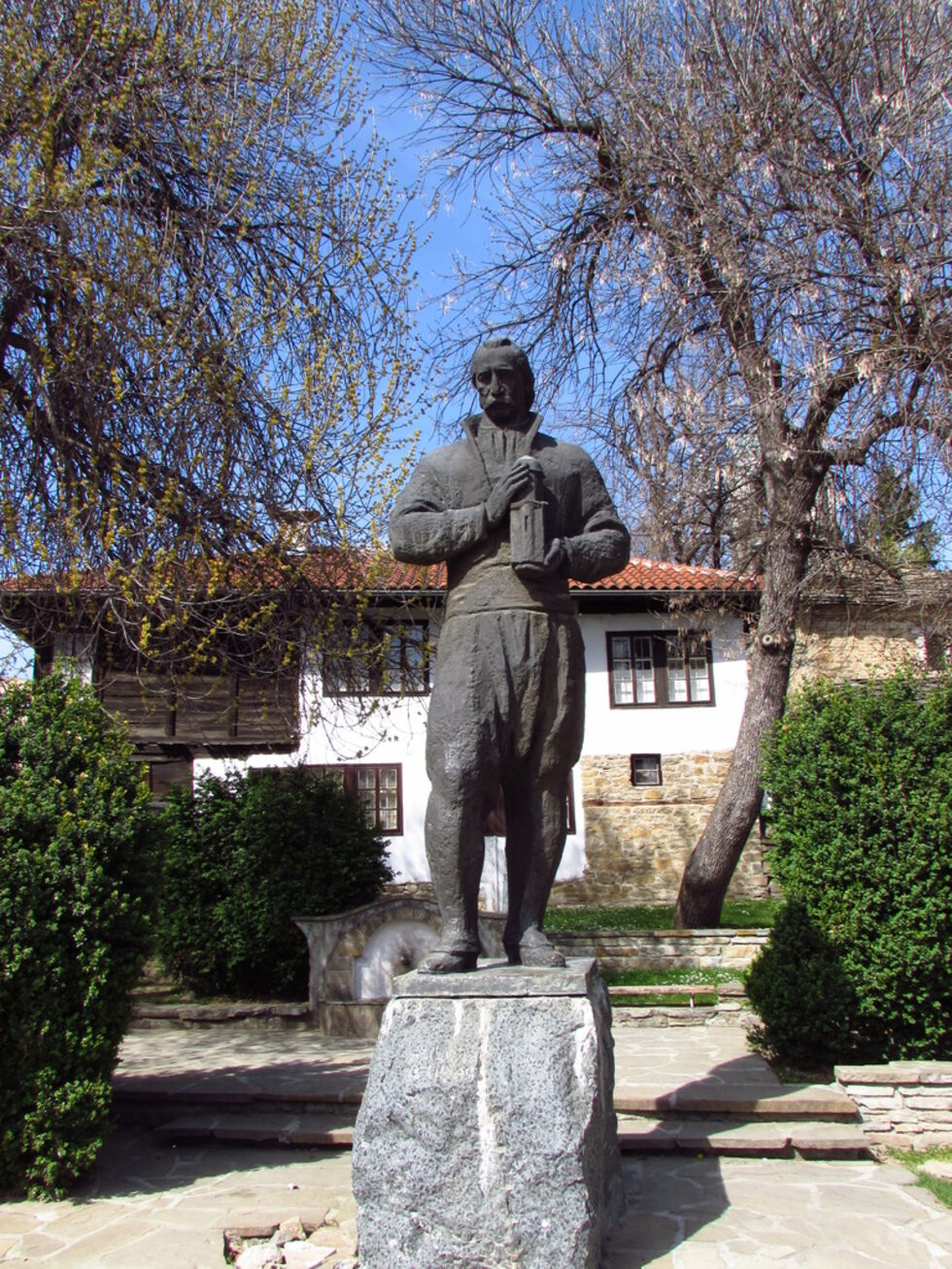Паметникът на Кольо Фичето