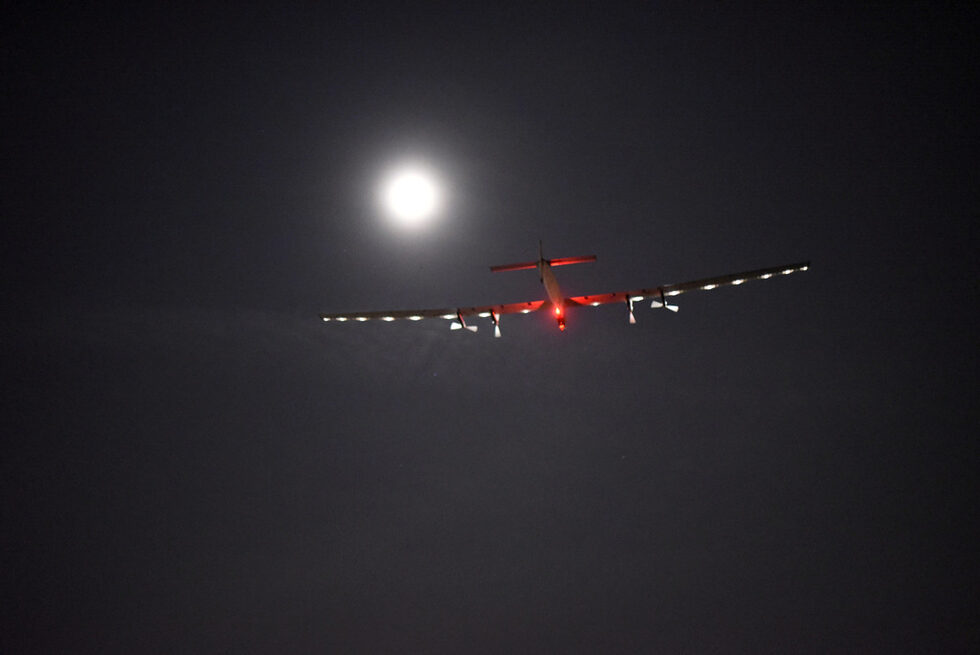 Захранваният изцяло със Слънчева енергия самолет Solar Impulse 2 излетя рано тази сутрин местно време от международното летище Дейтън в Охайо, като трябва да кацне в Пенсилвания около 21 ч. също местно време. Това е първият етап от предстоящото околосветско пътешествие на Solar Impulse 2, което включва и прекосяване на Атлантическия океан.