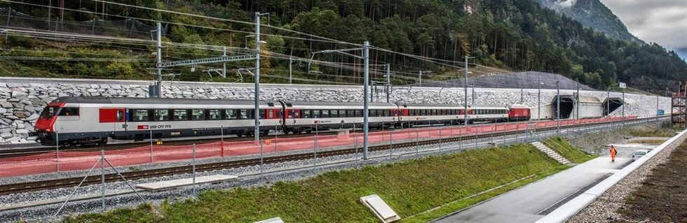 Швейцария открива на 1 юни Gotthard Base Tunnel, най-големият железопътен тунел в света. Тунелът ще свърже кантоните Ури и Тичино и Алпите ще могат да бъдат преминавани за 20 минути. Жп линията е дълга 57 километра. Първите планове са от 1947 година за тунел между Амстег и Бодио, идеята е на пътния инженер Карл Едуард Грюнер. Същинската работа по грандиозния проект започва през 1999 година. Преди това обаче има референдум, на който 64 процента от швейцарските граждани са "за" транзитния път през Алпите. От първоначалната идея до завършения тунел минават десетилетия. Резултатът е впечатляващ: истинско постижение на швейцарската инженерна мисъл и технически умения. Рабработено е и специално мобилно приложение: https://play.google.com/store/apps/details?id=ch.sbb.gottardo