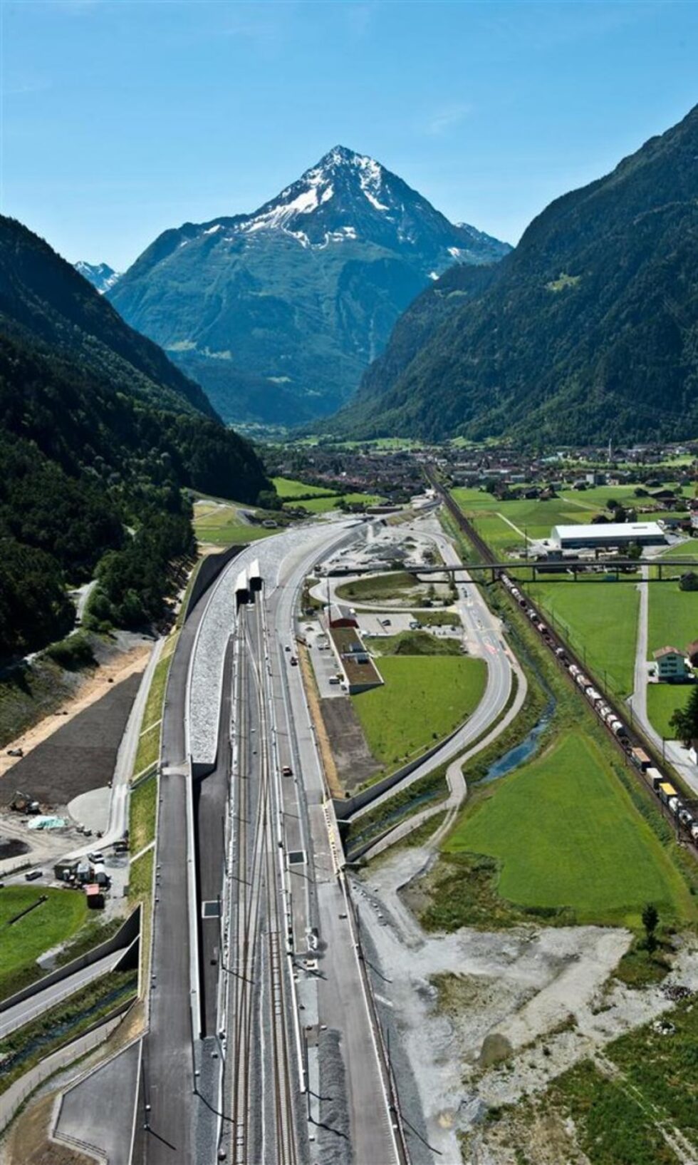 На официалното откриване на Gotthard Base Tunnel се очакват цялото федерално правителство, държавни и правителствени високопоставени лица от съседните страни, както и министрите на транспорта на страните по коридора за железопътен товарен превоз Ротердам (Холандия) – Генуа (Италия). 1 100 гости и 300 журналисти ще присъстват на мястото на събитието, когато два влака – един от север и един от юг – ще открият тунела. Първите пътници по линията ще са хиляда жители на Швейцария. Официалното откриване ще бъде на две места, близо до двата входа на тунела: при Ерстфелд/Райнехт и Поледжио.