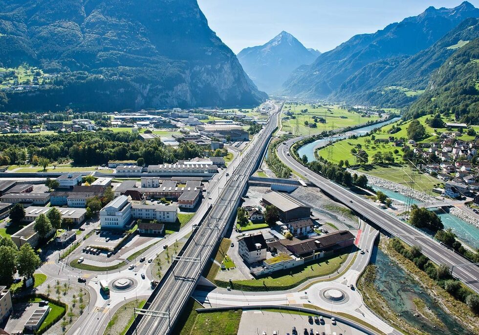 Gotthard Base Tunnel е не само дългият жп тунел в света, но и най-дълбокият. На някои места е близо 2000 метра под скали.