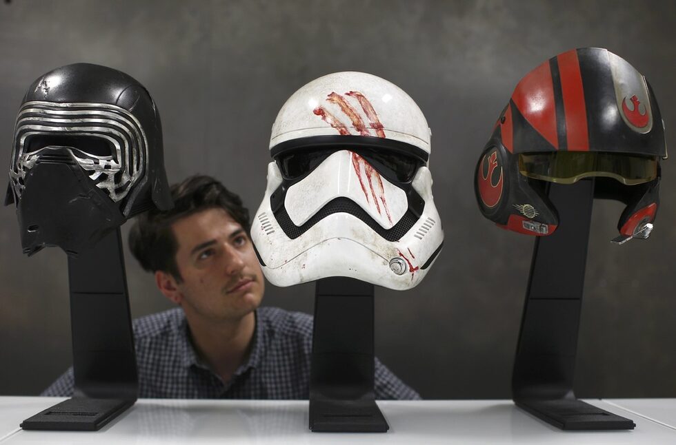 Star Wars Collectibles: Ultimate Studio Edition предлага осем реплики на реквизит. Сред тях е окървавеният щурмовашки шлем на Фин и арбалета на Чубака.