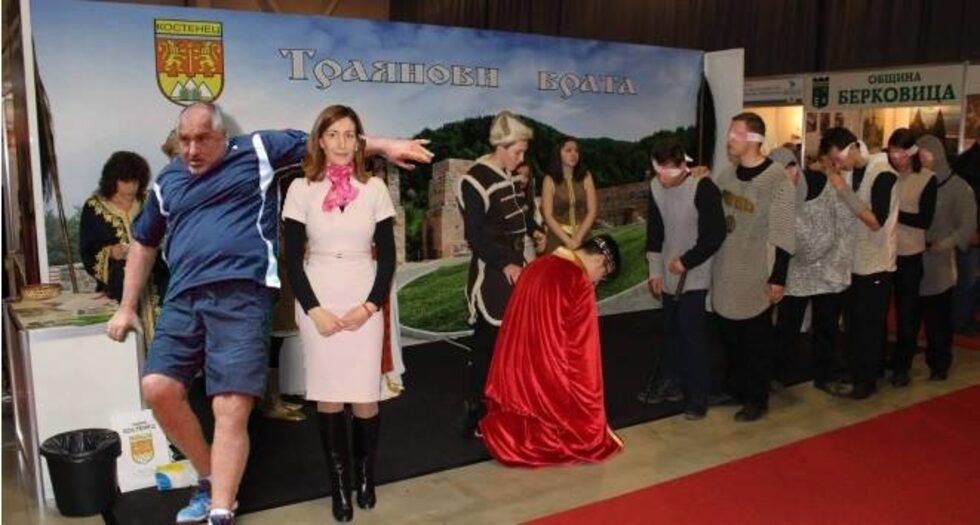 Борисов в подкрепа на министъра на туризма Николина Ангелкова, която попадна няколко пъти в необясними кадри като този от изложение за културен туризъм.