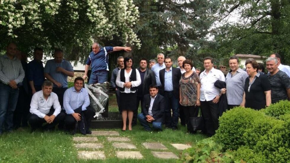 Бойко Борисов се появява и на друга коментирана снимка - поклонението на ръководството на БСП в къщата-музей на Тодор Живков в Правец. Но не са забелязали, че някой е подменил паметника...