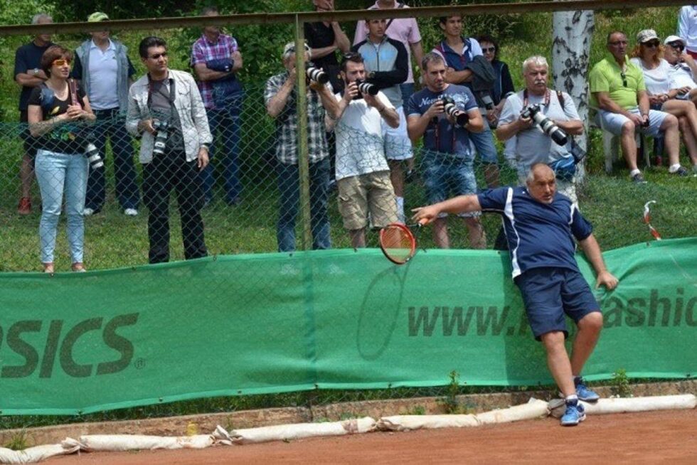Началото на вълната от колажи идва от една от многото снимки от спортната дейност на премиера Борисов. На нея той не е успял да спре навреме, след като е гонил топката в края на тенис корта, залитнал е и се е подпрял на оградата.