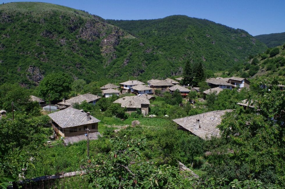 Много известни фамилии имат къщи в Ковачевица, непокътнатият рай.