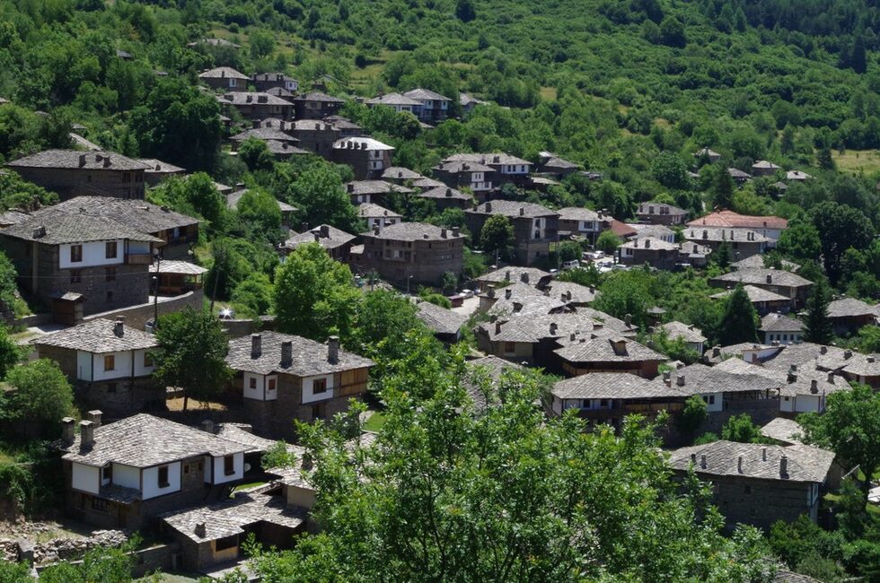 Гледката от балкона на къщите за гости е невероятна, а от камбанарията в селото, където е позволено да се качите още повече.