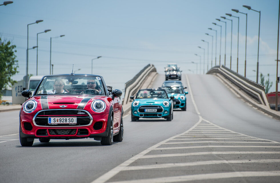 Чрез пакетът MINI Connected водачът и спътниците му имат достъп до специално разработени за автомобила приложения и познати онлайн базирани услуги като Spotify, AUPEO!, Napster и други. Във всеки момент може да се получи информация за времето, а има и възможност предварително да се получи предупреждение за предстоящи валежи.
