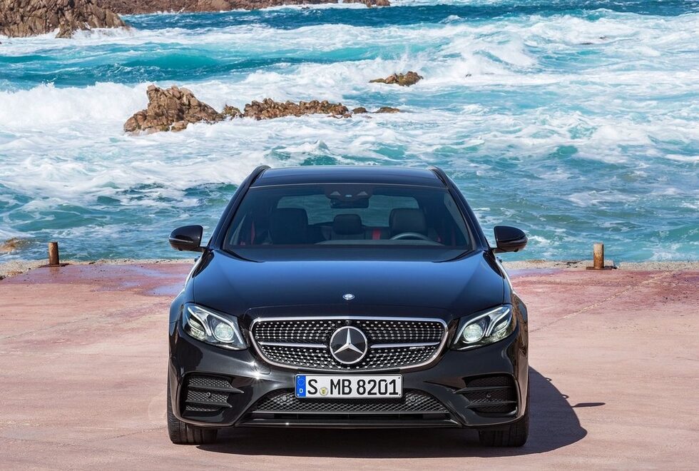 Доработената от експертите на AMG версия AMG E43 4MATIC Estate може да се похвали с 401 конски сили мощност от 3-литров V6 битурбо бензинов мотор. Той е комбиниран с автоматична трансмисия.