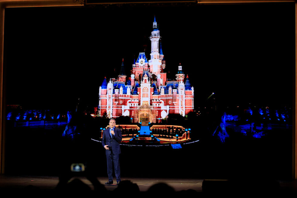 Първият тематичен парк на "Дисни" (Disney) в континентален Китай отвори днес врати, предадоха световните агенции.<br />"Шанхай Дисни ризорт" (Shanghai Disney Resort) ще бъде единствената по рода си дестинация, която е автентична на "Дисни" и отличително китайска, коментира председателят на управителния съвет и главен изпълнителен директор на компанията "Уолт Дисни" (The Walt Disney) Робърт Айгър, цитиран от БТА.