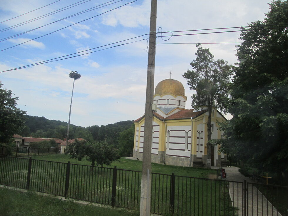 Щъркели в църковния двор.(село Смирненски).