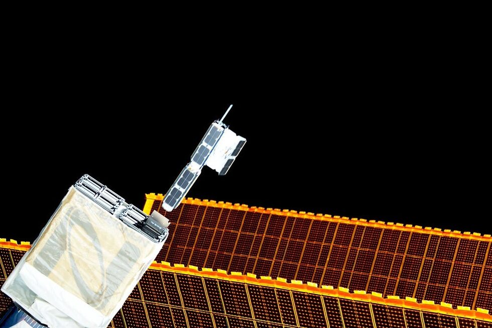 Екипажът на МКС често пуска в Космоса т.нар. CubeSat или малки сателити с евтино оборудване за различни тестове.
