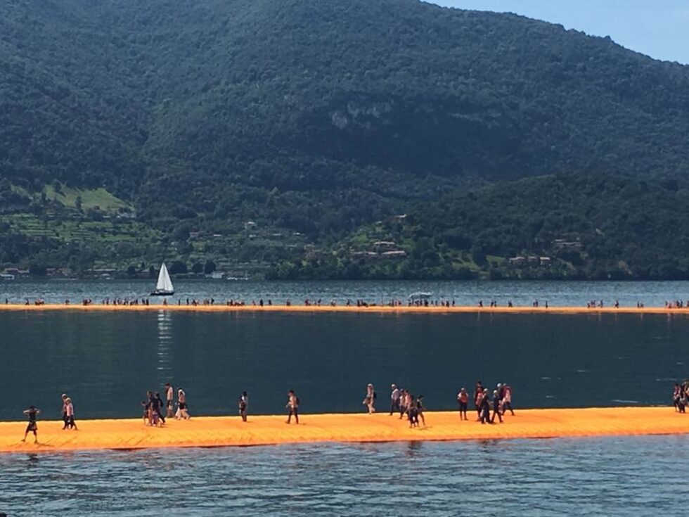 Пътеката, дълга 4.5 км и широка 16 м, води към градчето Сулцано. На плаващите кейове може да има едновременно не повече от 10 хил. души заради съображения за сигурност.