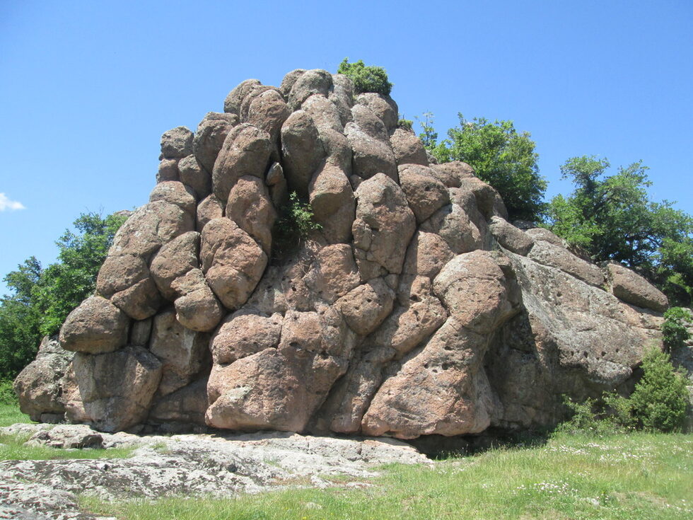При пещерата-утроба.