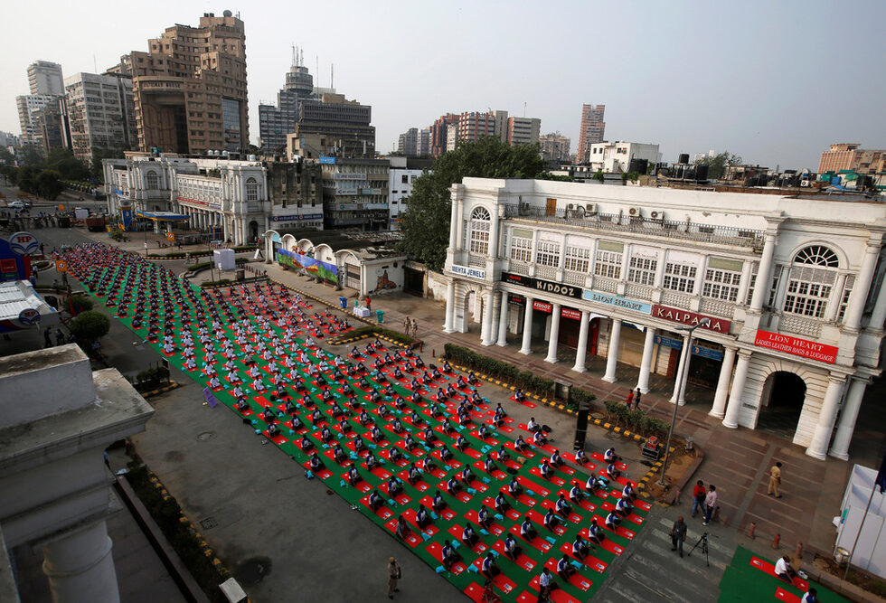 WORLD-YOGADAY/Participants perform yoga during World Yoga Day in New Delhi, India, June 21, 2016. REUTERS/Adnan Abidi