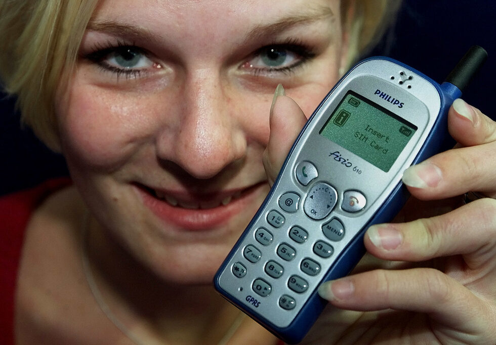 Това е новият мобилен телефон Philips Fisio 610, който има и GPRS. Представен е по време на изложението CeBIT през март 2001 г. Телефонът може да изобразява и няколко цвята на екрана си.
