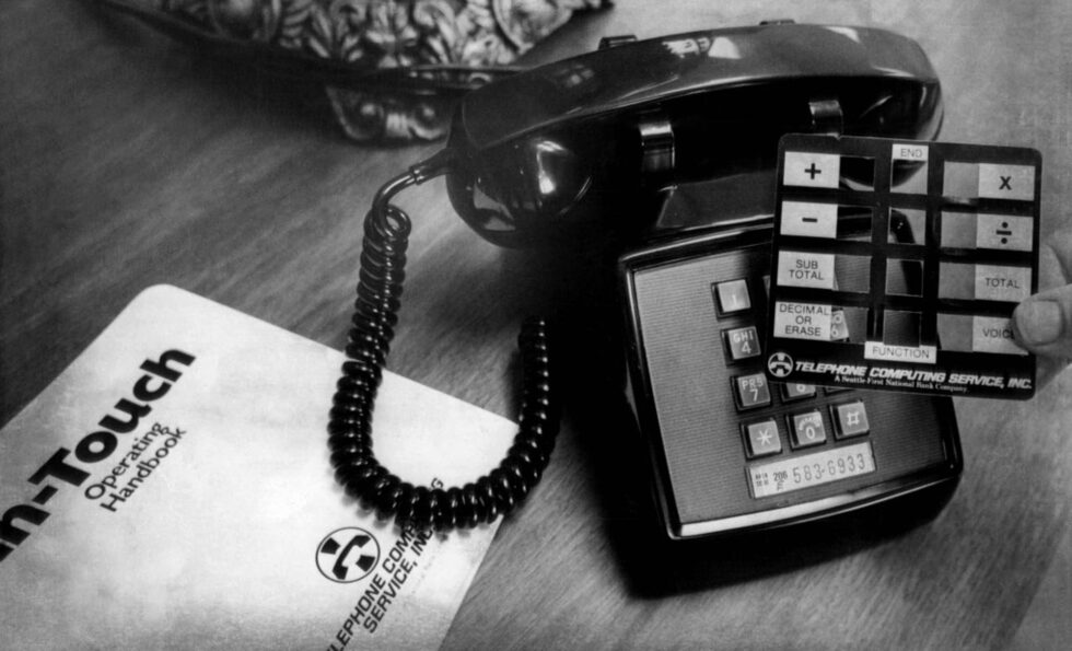 Банка в Сиатъл предлага на клиентите си услуги с персонален компютър по телефона. Клиентите могат да поискат да им се платят сметки, да им се изчисли семейният бюджет и данъците. Датата е 1 юни 1973.