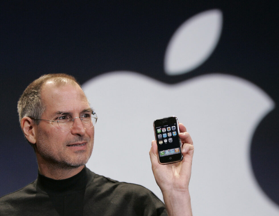 9 януари 2007 г. Изпълнителният директор на Apple Стив Джобс представя новия мобилен телефон iPhone.