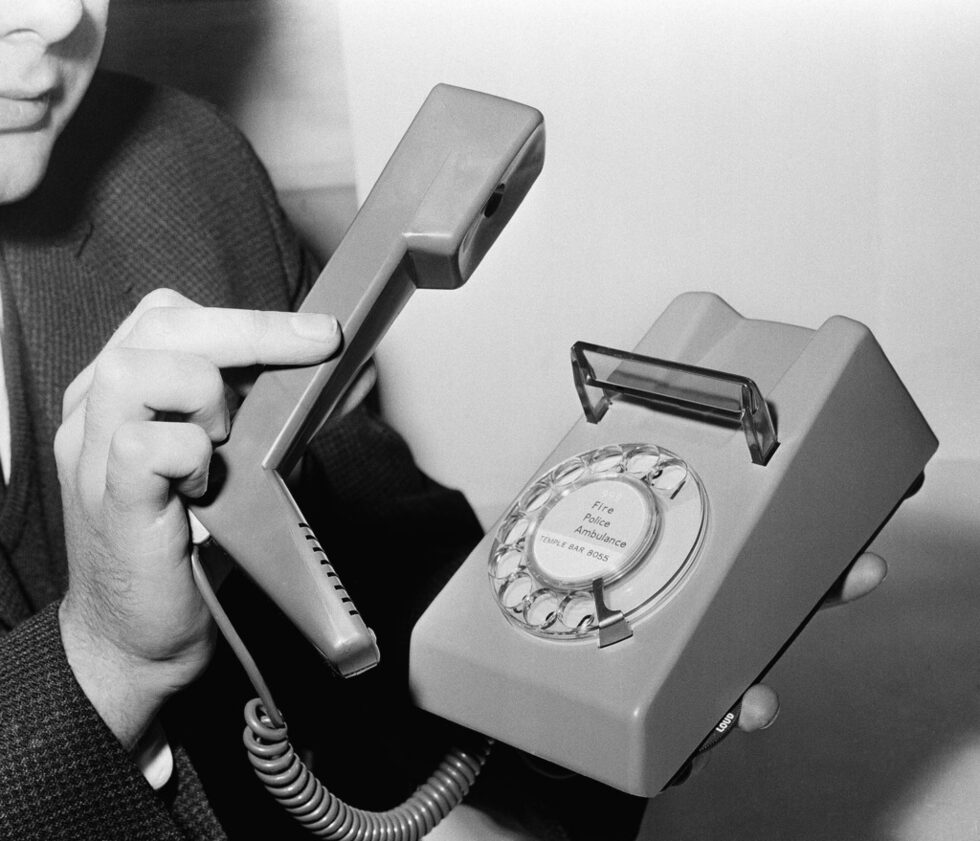 Британски стенен телефон, който е представен в Лондон на 26 май 1966 г. Телефонът печели награда за дизайн не само заради външния си вид. Той е лек и може да се носи с една ръка. Произведен е от Standard Telephones and Cables. Ltd.