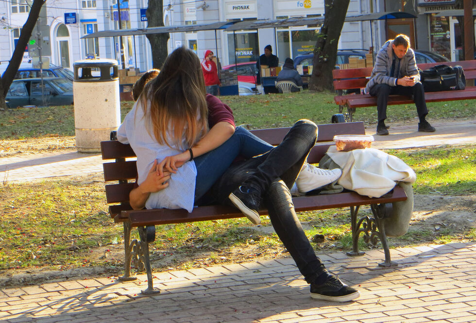 Други я прегърнаха.