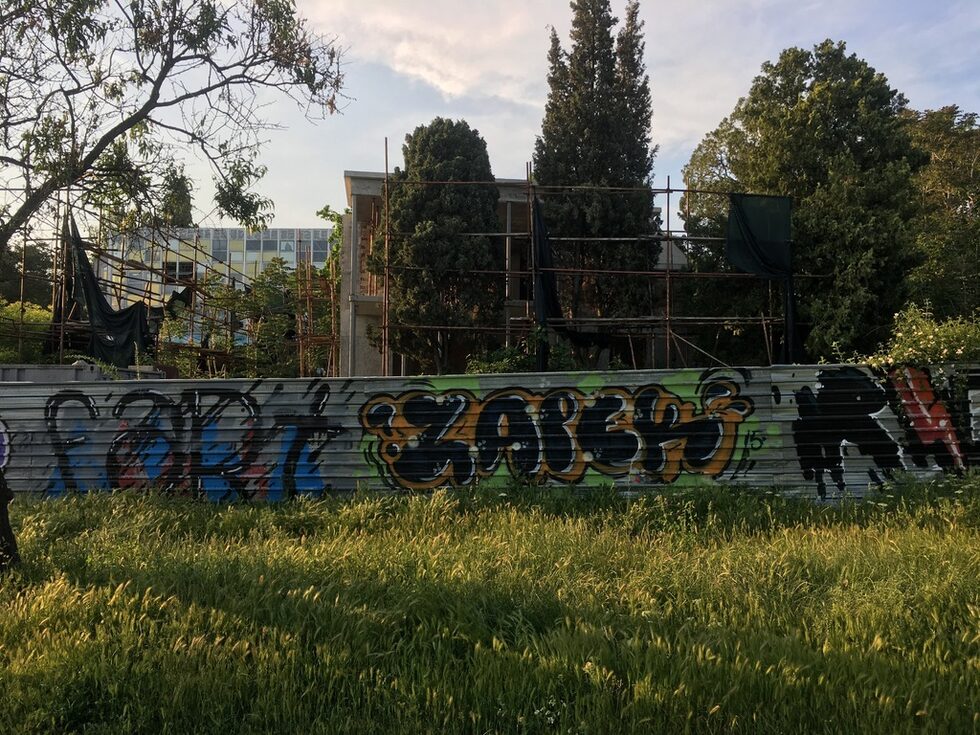 Но пък на оградите им има модърн графити арт.