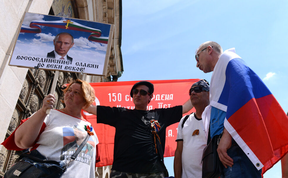 Сред феновете на "Нощните вълци" имаше голям брой руско говорящи граждани, както и мъже със знаци на паравоенните организации БНО "Шипка" и Воински съюз "Васил Левски"