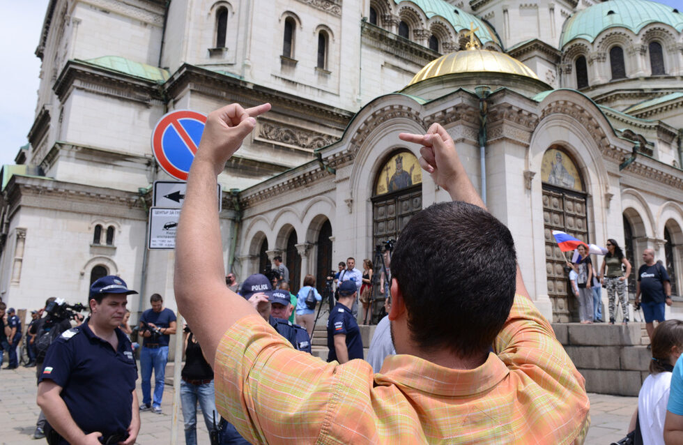Младеж от лагера на привържениците на Путин "поздравява" протестиращите срещу шествието на "Нощните вълци"