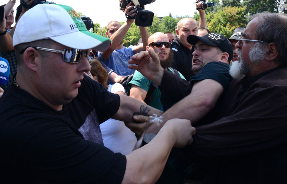 Посещението на руската прокремълска рокерска организация "Нощни вълци" в София предизвика напрежение в центъра на столицата още преди мотористите да са пристигнали. Мъж, облечен с фланелка "България на три морета", се нахвърли върху друг - с шапка с българското знаме и фланелка с лика на Путин, с викове: "Марш в Русия, руска подлога!"