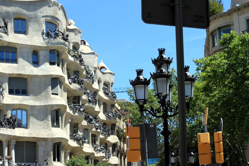 Къщата La Pedrera на Антонио Гауди е построена в началото на 20 век по поръчка на семейство Росарио Сегимон и Пере Мила. Своебразен триумф на заоблените, вълнообразни линии на Гауди, днес къщата в списъка на ЮНЕСКО за архитектурно наследство. Каменната й фасада подсказва движението на морски вълни, които "се плискат" в кованото желязо на балконите. На таванските посещения и покрива може да се види изложба на творбите на емлематичния архитект.