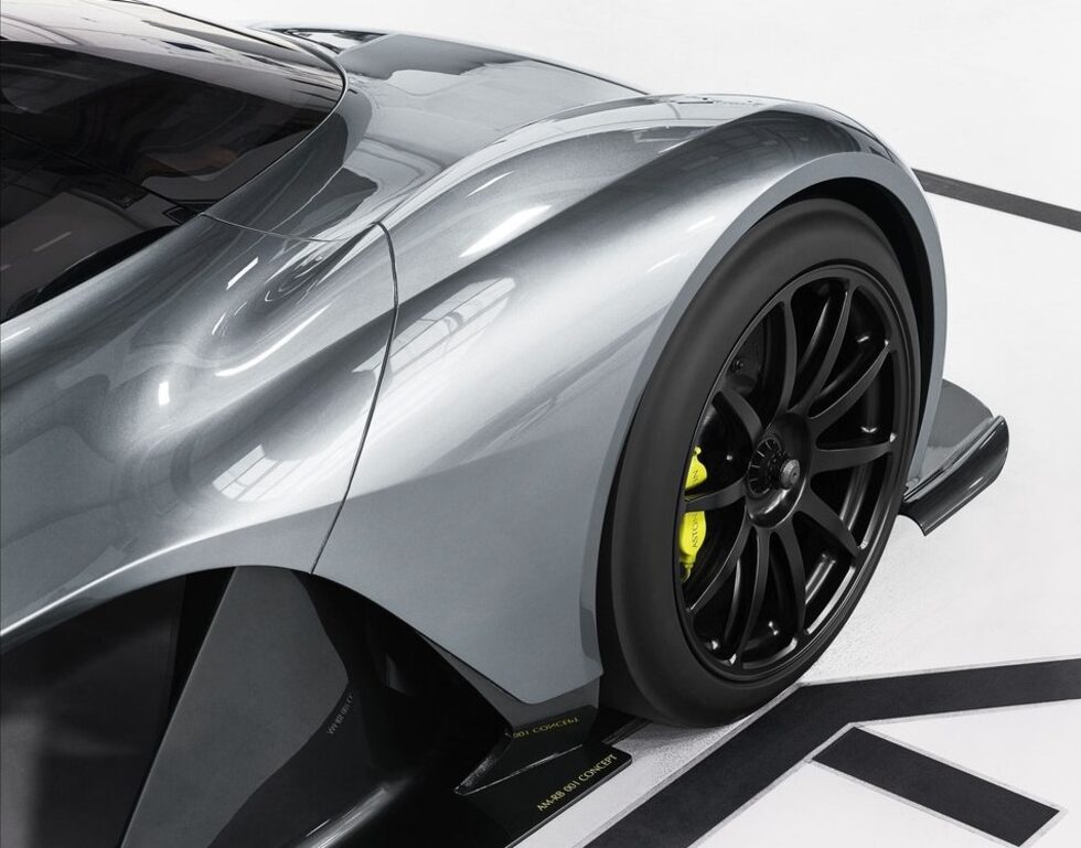 За вицепрезидента на "Астон Мартин" Дейвид Кинг AM-RB 001 е проекто, който се случва веднъж в живота на човек. Естествено, това е огромно инжинерно предизвикателство, но всъщото време и проект, който променя правилата на играта.