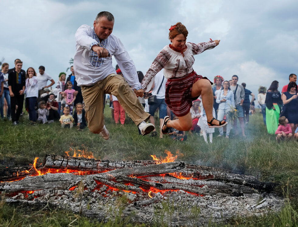 Също има задължително огън, който се прескача, а около него се танцува.