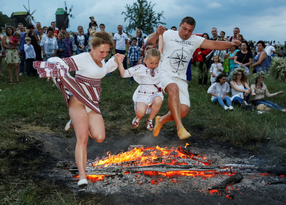 Фотогалерия: Слънчевите ритуали за Иван Купала в Украйна