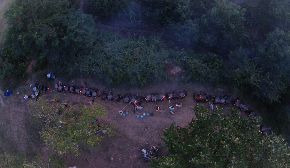 Снимката на деня е от фоторепортера на "Дневник" Георги Кожухаров. Той е в местността Чинара край асеновградския квартал Долни Воден, където традиционно през лятото местните мюсюлмани правят курбан за здраве, берекет и като молебен за дъжд.<br /><br />Подготовката започва още през нощта, за което помагат и много християни от квартала. Казаните къкрят цяла сутрин и когато е готова ритуалната храна се раздава на всички присъстващи, независимо от религията, която изповядват.<br />