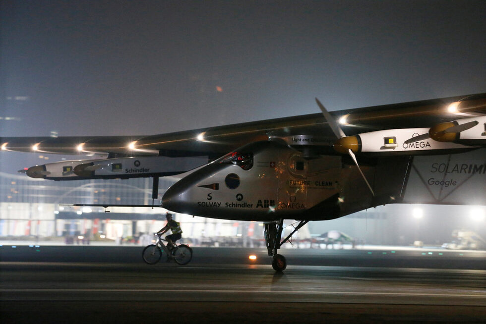 Solar Impulse 2 има размах на крилете, който е с няколко метра по-голям от този на Boeing 747. Въпреки това тежи едва 2.3 тона, като крилете му са покрити със 17 хил. соларни панела. Той се задвижва от 4 витлови електрически мотора, като средната му скорост е едва 70 км/ч.
