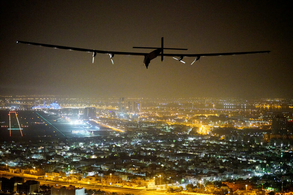 Solar Impulse 2 стана първият в историята самолет захранван изцяло от слънчева енергия, който обикoли света. Рано тази сутрин самолетът се е приземил в Абу Даби, откъдето тръгна на своята околосветска обиколка на 9-ти март миналата година.
