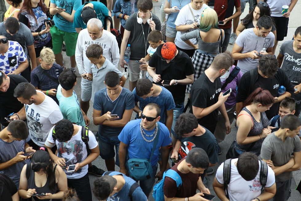 Pokemon Go е <a href="http://www.dnevnik.bg/razvlechenie/2016/07/30/2802632_hvani_me_ako_mojesh_istorii_s_pokemon_go/" target="_blank">мобилно приложение с добавена реалност,</a> което позволява на потребителите да "намират" въображаеми анимационни герои на действителни места.