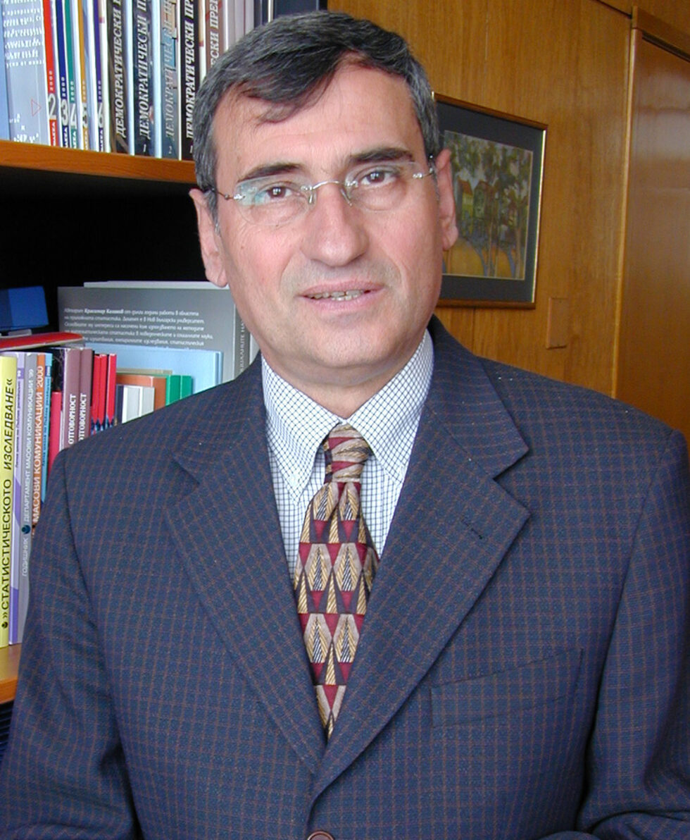 <a href="http://www.dnevnik.bg/v_pamet/2016/08/05/2807114_pochina_prof_bogdan_bogdanov/" target="_blank">Почина президентът и основател на Нов български университет проф. Богдан Богданов.</a><br /><br />Той е доктор на науките по класическа филология и дългогодишен професор по история на старогръцката култура и литература в Софийския университет "Св. Климент Охридски".<br /><br />Проф. Богданов е публикувал на български език голям брой преводи на старогръцки автори, сред които се откроява участието му в четиритомното издание на "Диалози" на Платон, преводите на "Характери" на Теофраст, "Дафнис и Хлоя" на Лонг, "Животът на Александър Македонски" на Псевдо-Калистен, "Към себе си" на Марк Аврелий, "Диатриби" на Епиктет.