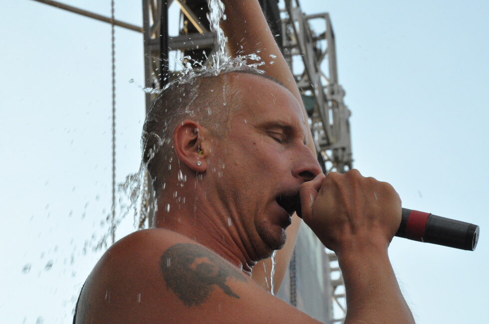 Привечер рапът бавно премина към метъл с Clawfinger. Те, както и метъл четворката Bullet for My Valentine са свирили по-дълго от уговореното, за да компенсират чакането до Prodigy.