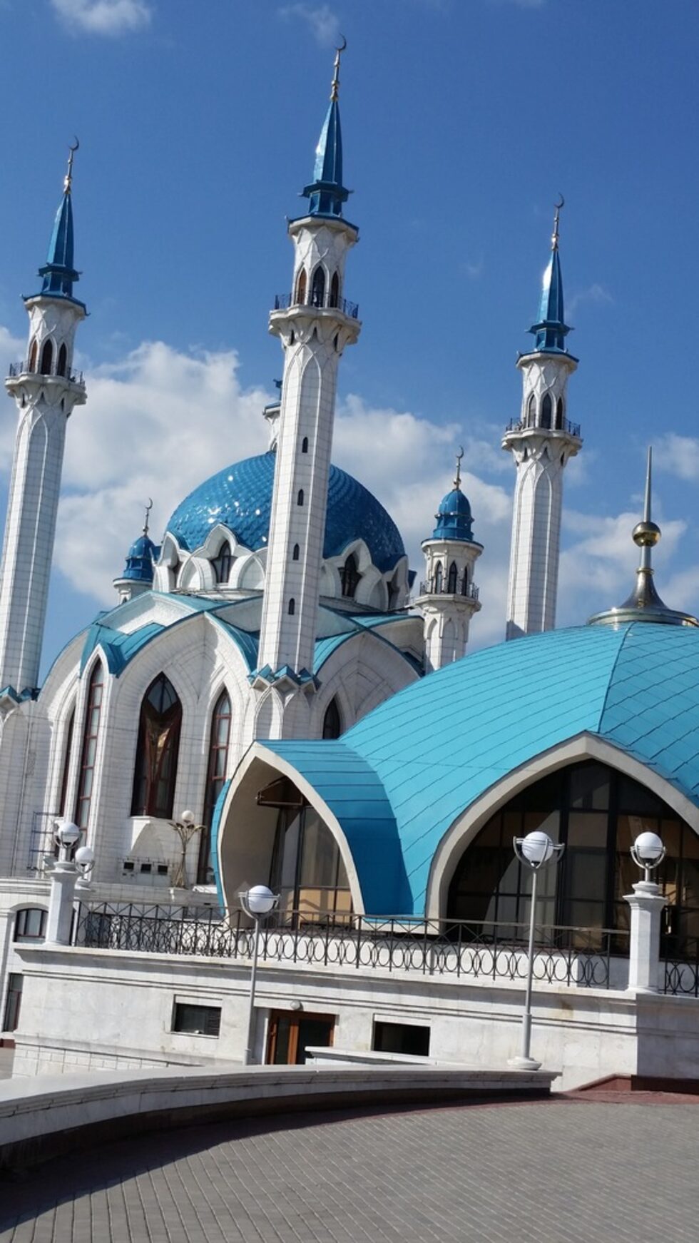 Възстановената красива и изящна джамия Кул-Шариф през 2005 г. - най голямата джамия в Русия. Иван Грозни разрушава много от сградите и джамиите на Казан, включително и красивата джамия на Казанското ханство, избива много татари, а останали пропъжда край блатата на Кабан. Сега тюркоазената джамия допълва старинния ансамбъл на кремълските сгради.