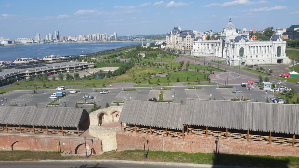 Поглед от кремълските стени към река Казанка и Двореца на земеделците.